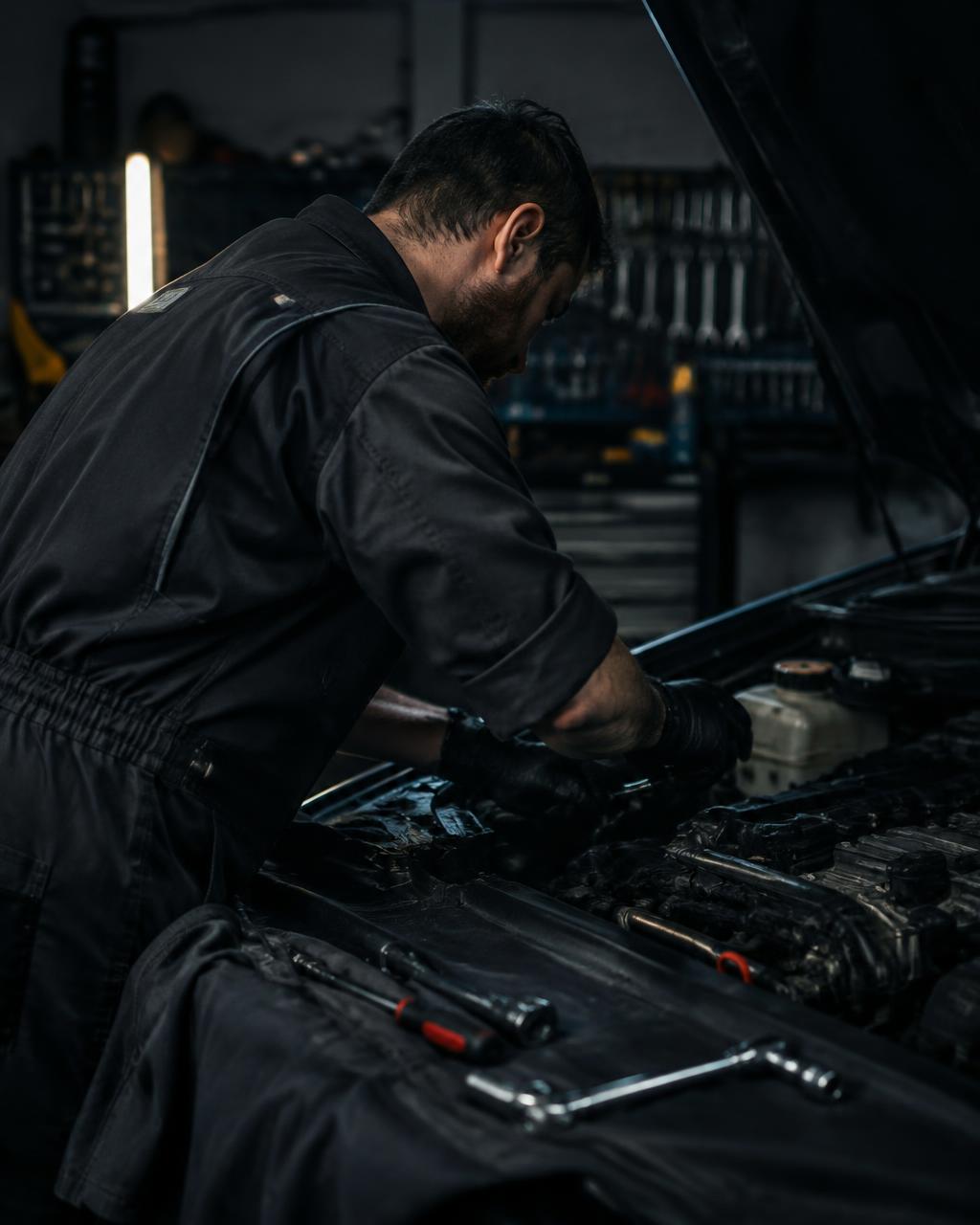 Mechanik pracujący przy silniku samochodu